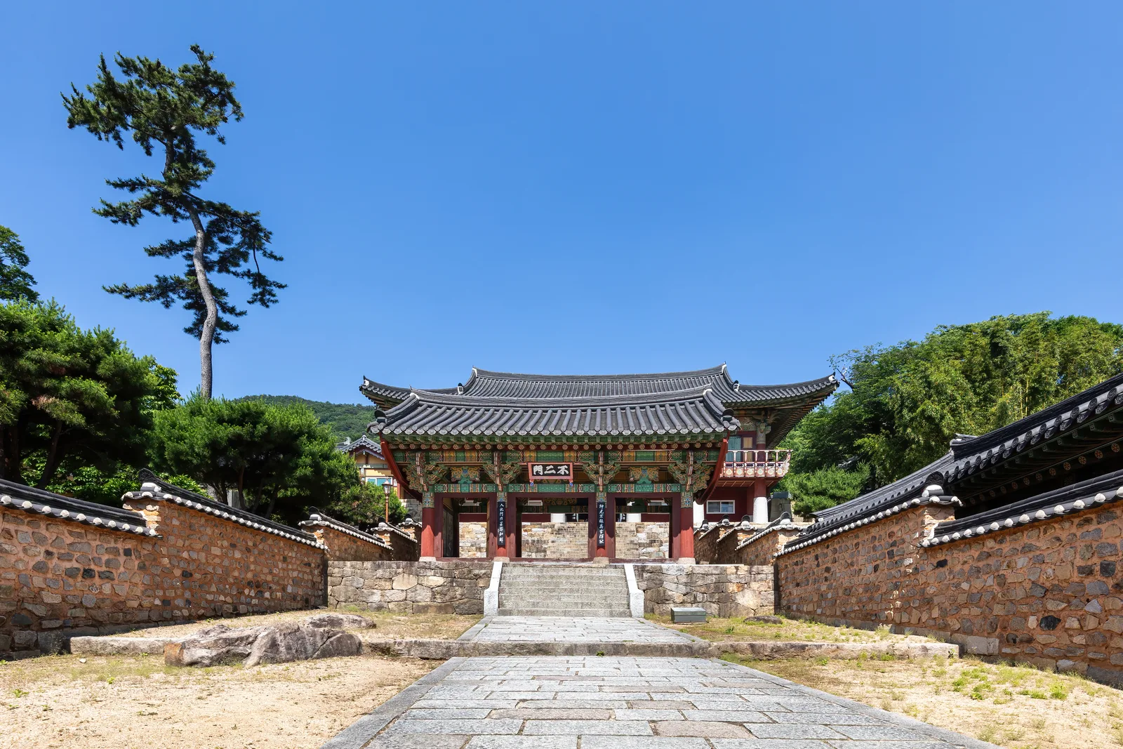 Portão Burimun do Templo Beomeosa com um alto pinheiro e céu azul